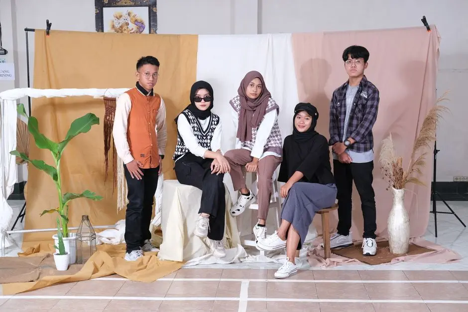 Seseorang mengenakan pakaian kasual rapi dengan warna netral